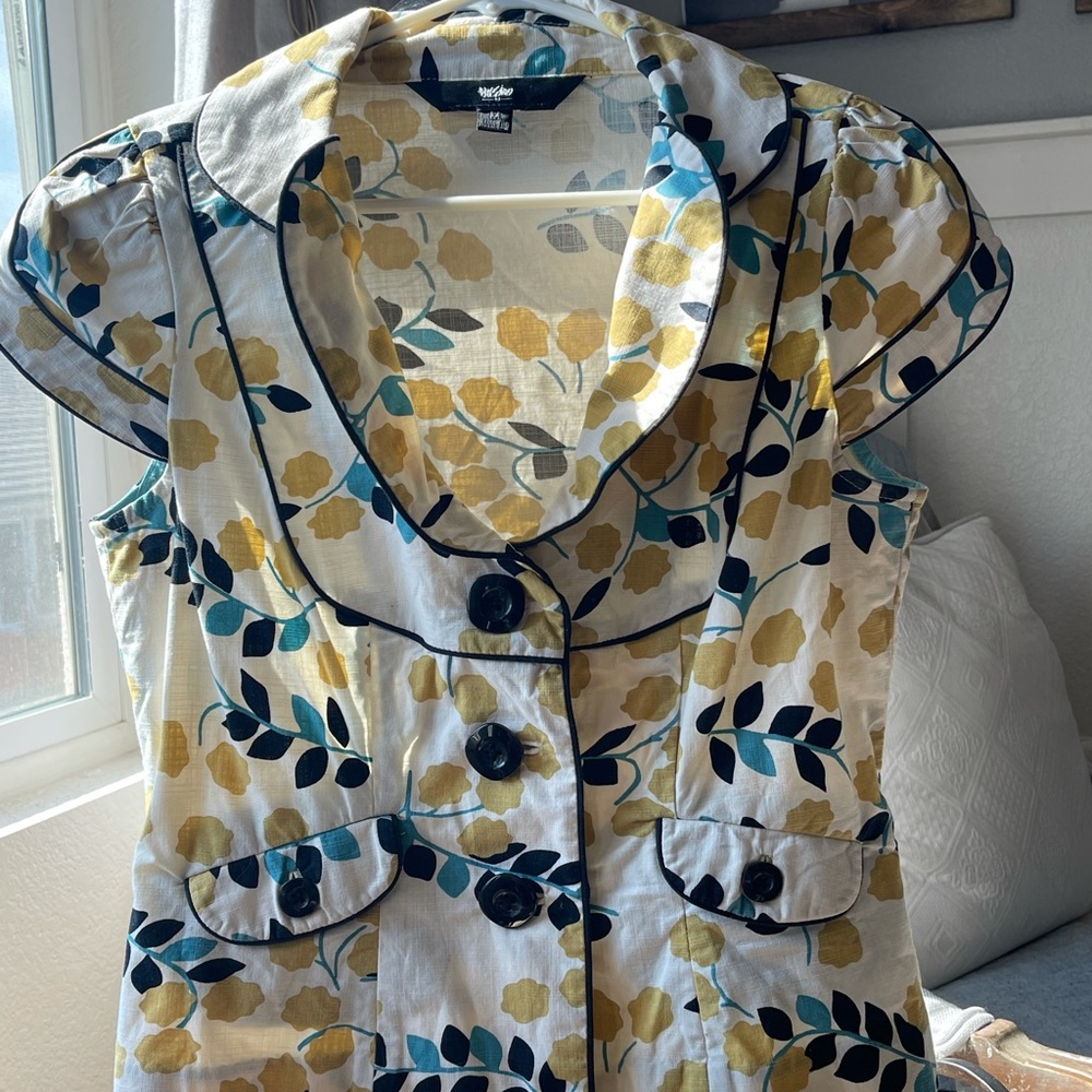 Mossimo, size medium, short sleeve blazer.